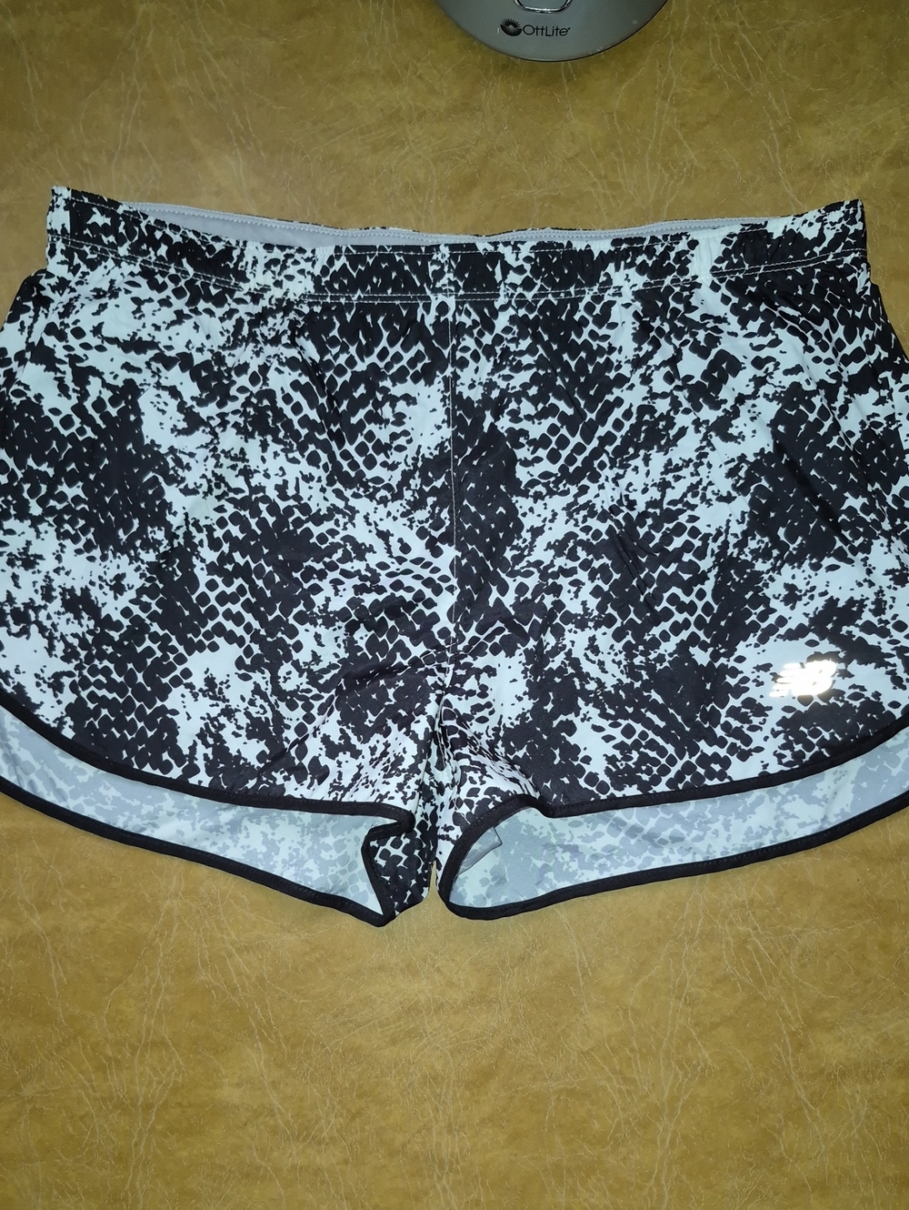 New Balance Dry Women's Black & White Snake-Print Athletic Shorts Size M..